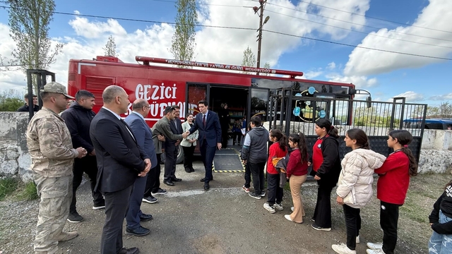 Iğdır'ın Cennetabat köyünde gezici kütüphane öğrencilerle buluştu
