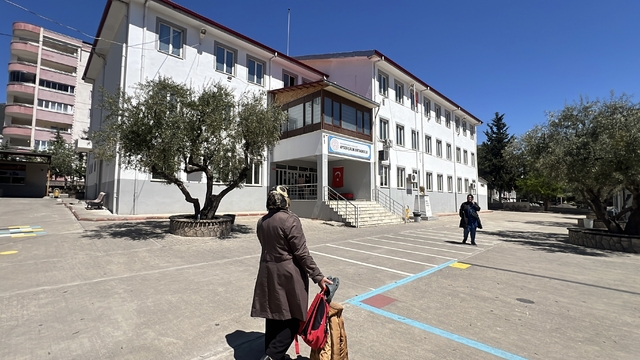 Kahramanmaraş'taki saldırının ardından veliler öğrencilerin eşyalarını okuldan almaya başladı