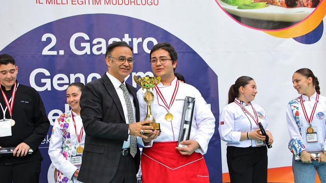 İzmir'de genç aşçılar yemek yarışmasında hünerlerini sergiledi