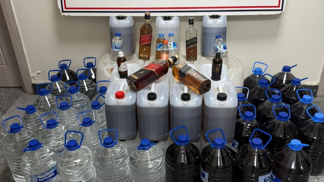 Hatay'da 410 litre kaçak içki ele geçirilen marketin sahibi gözaltına alındı