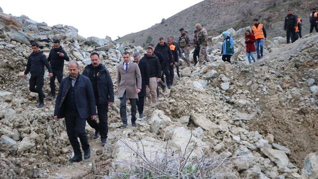 Heyelanın kapattığı Hakkari-Van kara yolunda ulaşım tamamen durdu (2)