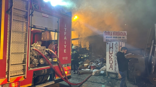 Yozgat'ta hurdacıda çıkan yangın söndürüldü