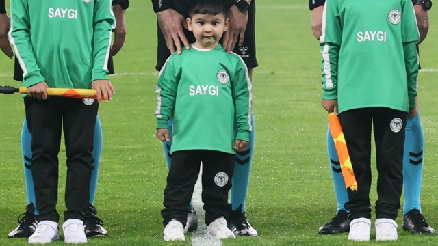 DMD kas hastası minik Mehmet için Konyaspor-Fenerbahçe maçının seremonisinde farkındalık oluşturuldu