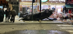 Kontrolden çıkan otomobil 2 iş yerine çarparak devrildi