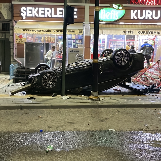 Kontrolden çıkan otomobil 2 iş yerine çarparak devrildi