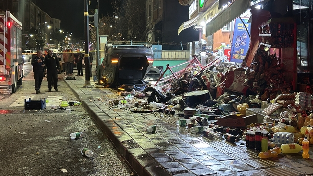 Otomobil iş yerlerine çarpıp, devrildi