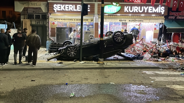 Kontrolden çıkan otomobil 2 iş yerine çarparak devrildi