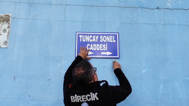 Tuncay Sonel'in ismi caddelerden kaldırıldı
Tuncay Sonel yerine Şehit Öğretmen Ayla Kara