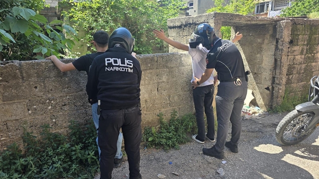 Adana metruk binalarda uyuşturucu denetimi yapıldı