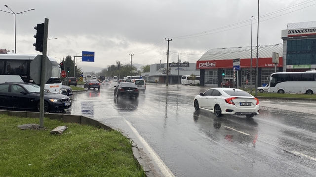 Bolu güne yağışla uyandı