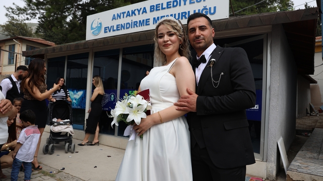 27 bin 20 depremzede çift evlilik kredisiyle yuvasını kurdu
