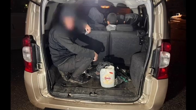 Hatay'da 6 yabancı uyruklu göçmen yakalandı, 2 organizatör tutuklandı
Organizatör 2 sürücüye 200 bin TL de idari ceza kesildi
