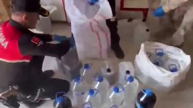 Markette satışa hazır litrelerce kaçak alkol ele geçirildi