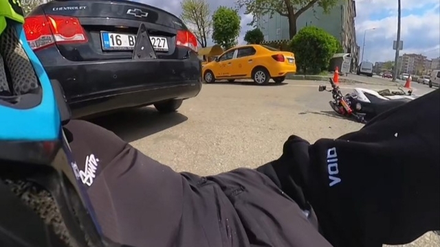 Motosiklet otomobile çarptı... O anlar kask kamerasına yansıdı