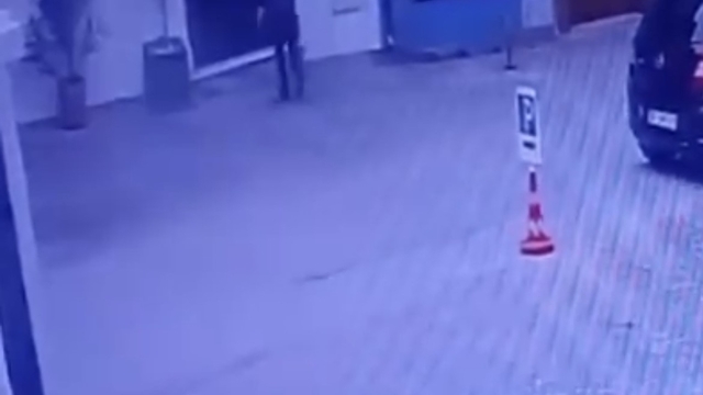 Sahte savcı ve polis şebekesi yaşlı çiftin 2 milyonluk ziynet eşyalarını çaldı
Yaşlı çifti 2 milyon liralık ziynet eşyasından eden şüpheli, 580 saatlik kamera incelemesiyle yakalandı
"Evde arama var" yalanıyla kılık değiştirip yaşlı çifti 2 milyon lira dolandıran şüpheli kamerada
