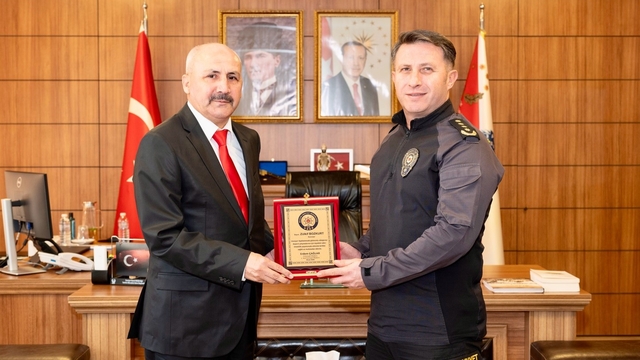 Emekliye ayrılan komisere plaket takdim edildi