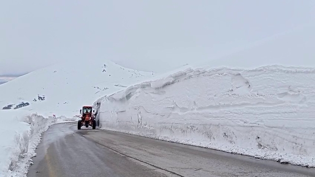 Erzurum'da 2 bin 885 rakımlı zorlu sınav: Palandöken Geçidi'nde kar ve tipi mesaisi