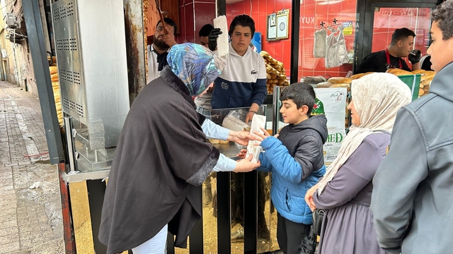 Diyarbakırlı esnaftan Kutlu Doğum Haftası'nda 2 bin kişiye döner ikramı