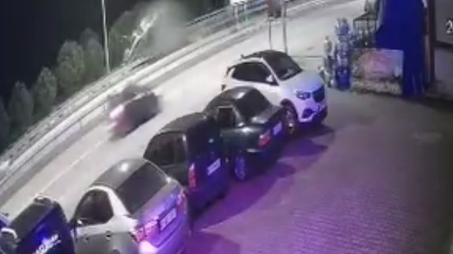 Takla atan otomobil karşı yöne devrildi; 3 yaralı