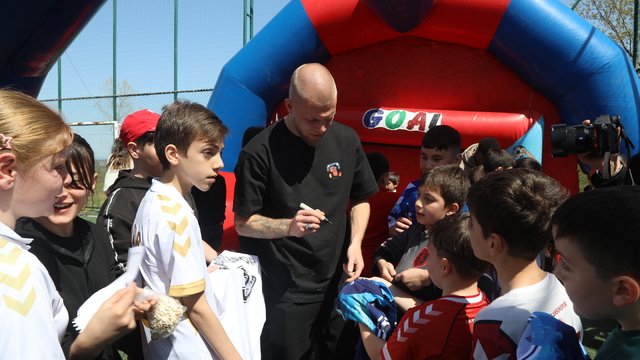Samsunsporlu futbolcular, 23 Nisan şenliğinde köy çocukları ile buluştu