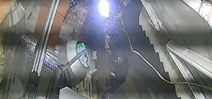 İş yerlerine çarpıp devrilen otomobilin altında kalmaktan son anda kurtuldu