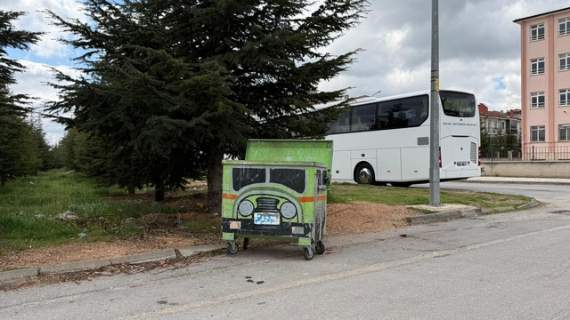 Tır motifli çöp kutusu dikkat çekiyor
