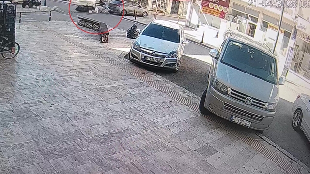 Kasksız sürücü ölümden döndü
Kaskın metrelerce fırlaması ve sürücünün acı içerisinde kaldığı o anlar kameraya yansıdı