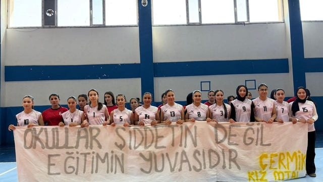 Diyarbakır'da öğrencilerin açtığı pankart duygulandırdı