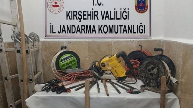 Kırşehir'de kaçak kazı yapan 5 şüpheli suçüstü yakalandı