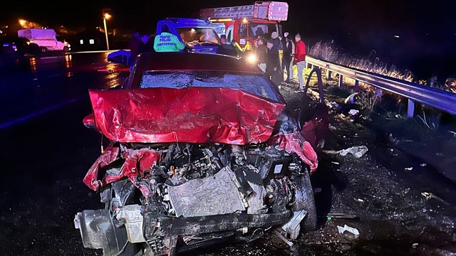 Van'da otomobil ile çekici kamyonet çarpıştı: 3 aralı