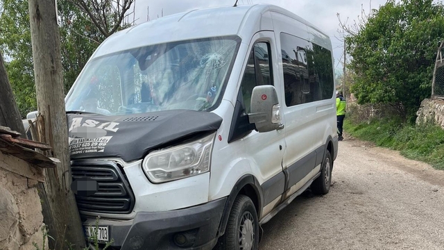 Samsun'da öğrenci servisi direğe çarptı: 12 yaralı