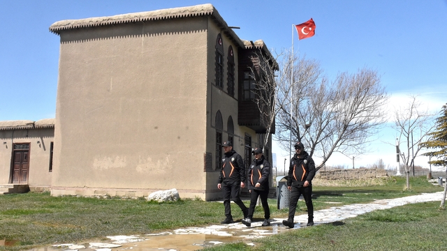 Van'da turizm polisleri yerli ve yabancı turistlerin güvenliği için sahada