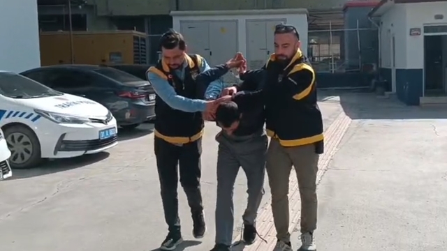 Satırla bir saatte 3 kişiyi yaraladı