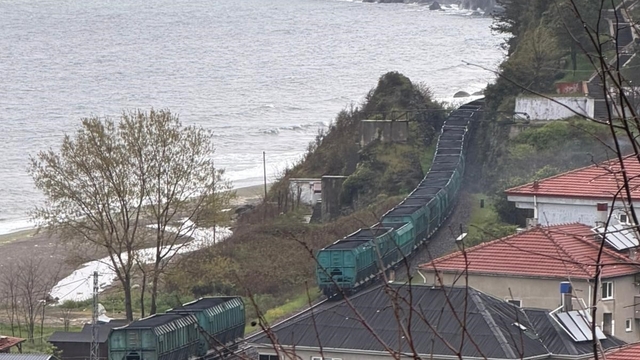 Zonguldak'ta yük treninin vagonları ayrıldı, seferler aksadı