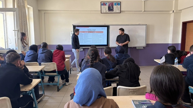 Bayburt'ta lise öğrencilerine yapay zekâ ve dijital yetkinlik eğitimi verildi
