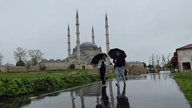 Sağanak yağış  başladı, kentte bereket vurgusu