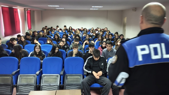 Polisin lise öğrencilerine yönelik eğitimleri devam ediyor