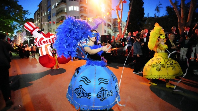 Mesir coşkusu sokaklara taştı
486. Uluslararası Manisa Mesir Macunu Festivalinin 'Hoş geldin Mesir' korteji yoğun katılımla yapıldı