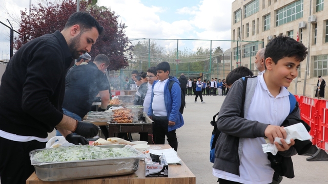 Şanlıurfa'da öğrencilere moral kebabı
Okul saldırılarının ardından kebap ikramı ile öğrencilerin yüzü güldü