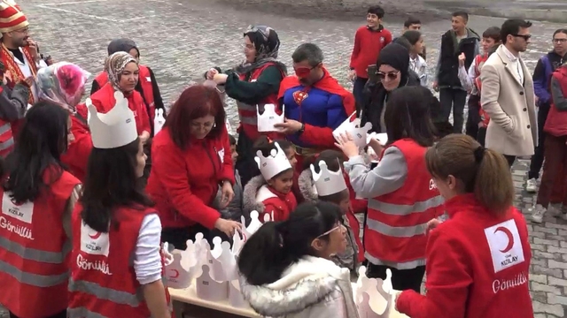 Kızılay'dan 23 Nisan öncesi çocuklara oyuncak sürprizi
