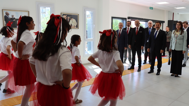 Hatay'da engelli çocuklar, 23 Nisan dolayısıyla çeşitli etkinliklerle bir araya geldi