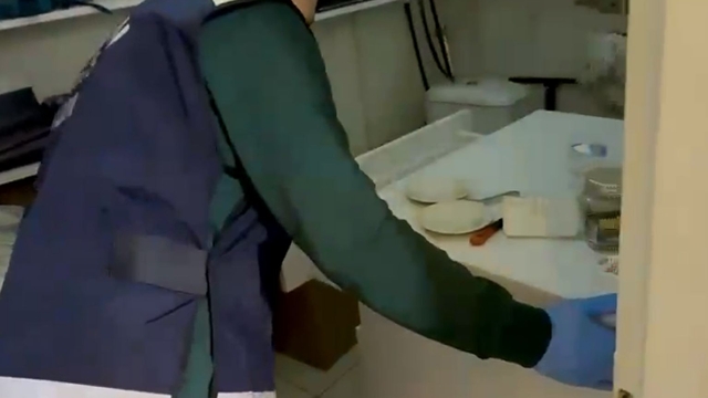 İş yerinin mutfağındaki gizli bölmede 1 milyon kaçak makaron ele geçirildi