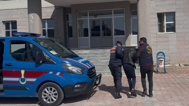 Sivas'ta kendilerini komiser olarak tanıttıkları kişiyi 1 milyon lira dolandıran 2 şüpheli tutuklandı