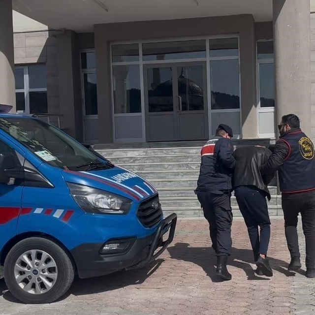 Sivas'ta kendilerini komiser olarak tanıttıkları kişiyi 1 milyon lira dolan...