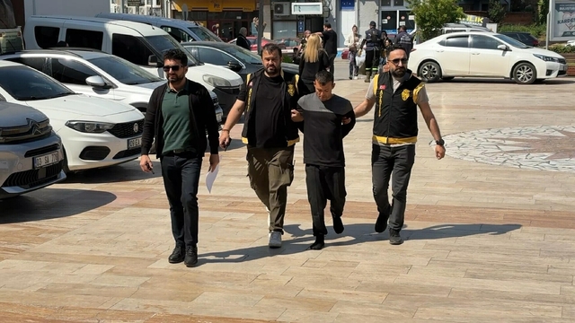Polisi karşısında gören firari hükümlü, ayakkabısız kaçmaya çalıştı