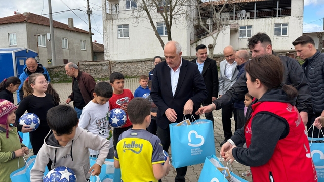 Başkan Akın'dan kırsaldaki çocuklara 23 Nisan hediyesi