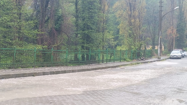 Zonguldak'ta sağanak yağışla birlikte göle döndü