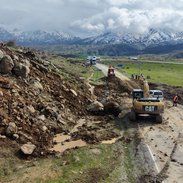 Muş'ta kara yolu çöktü