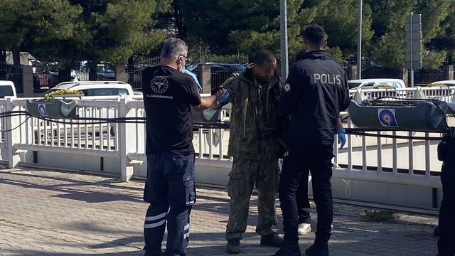 Antalya'da alt geçit demirlerine çıkan genci polis ikna edip indirdi