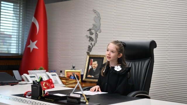 Büyükşehir'de başkanlık koltuğuna minik Zeynep oturdu